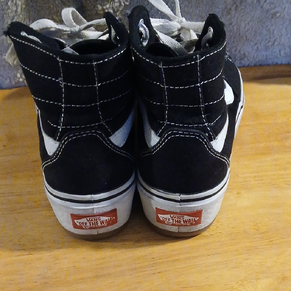 Vans Unisex Black and White Classic Sneakers - Picture 5 of 9